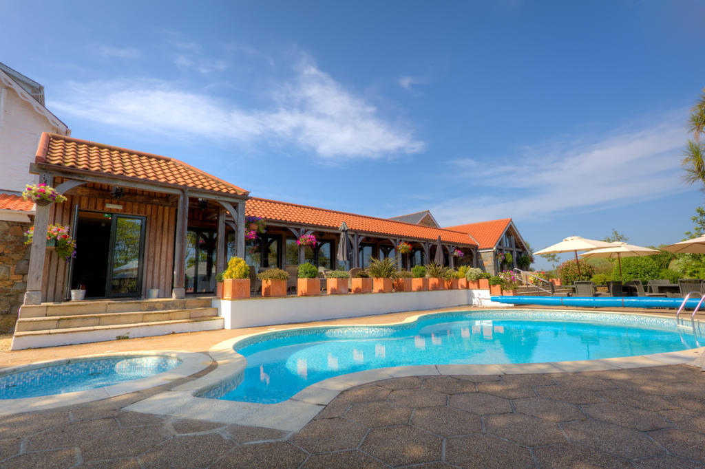 The Farmhouse Hotel And Restaurant Saint Saviour Exterior foto